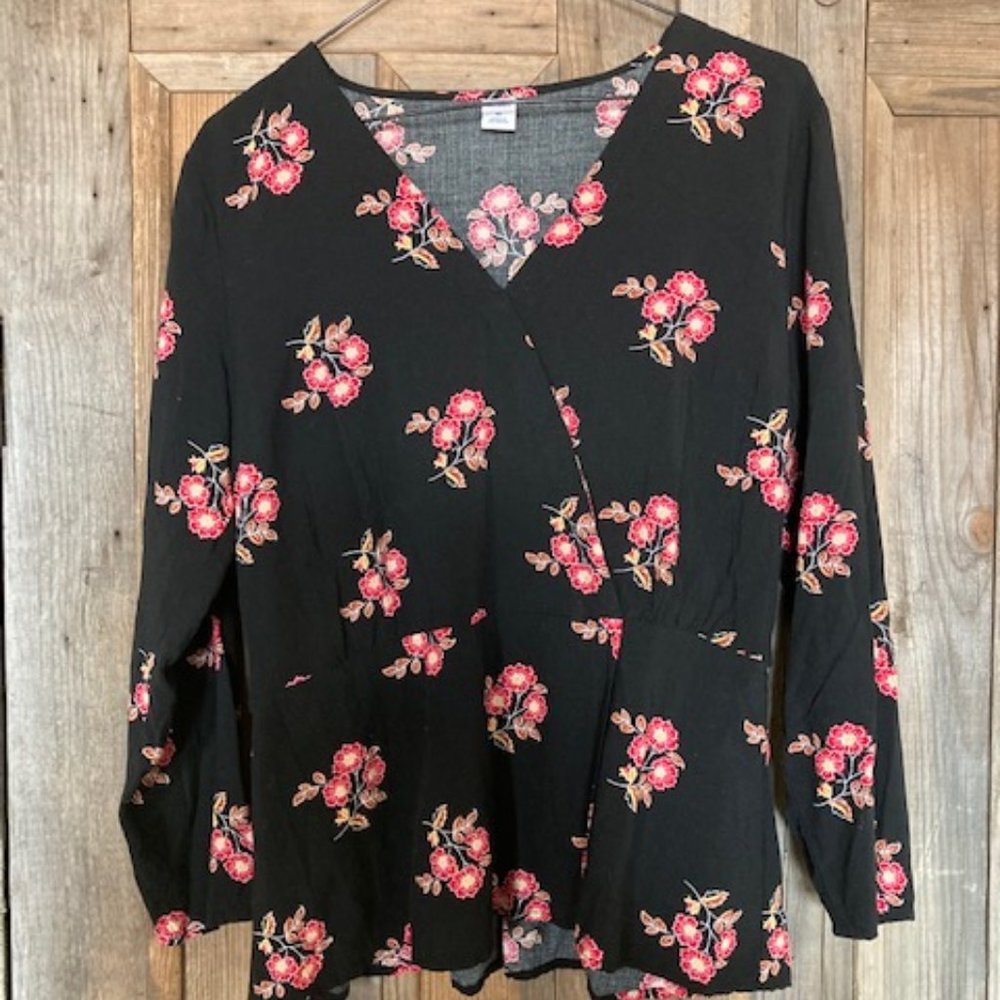 Beautiful black with floral design Old Navy blouse. Size M.